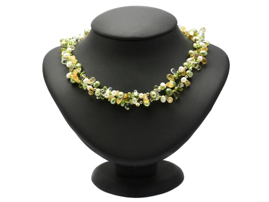 PÄRLCOLLIER, odlade sötvattenspärlor, vita, färgade gröna, bergkristall, peridot, citrin, 2-radig, kullås i sterlingsilver, längd 42 cm. — Smycken/Pärlcollier — Kaplans