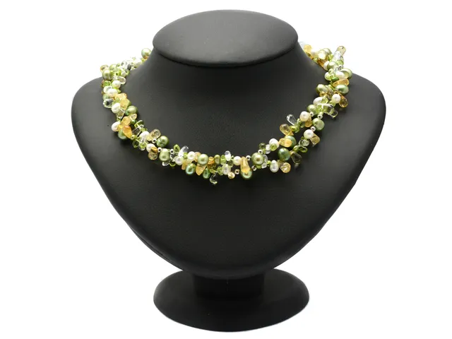 PÄRLCOLLIER, odlade sötvattenspärlor, vita, färgade gröna, bergkristall, peridot, citrin, 2-radig, kullås i sterlingsilver, längd 42 cm.
