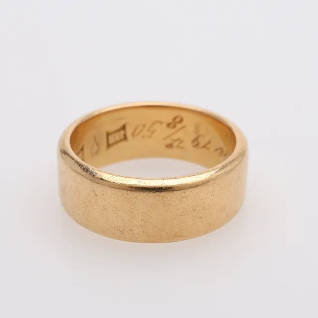 RING, SLÄT MODELL, 18K GULD, VIKT CA 9,7 GRAM.