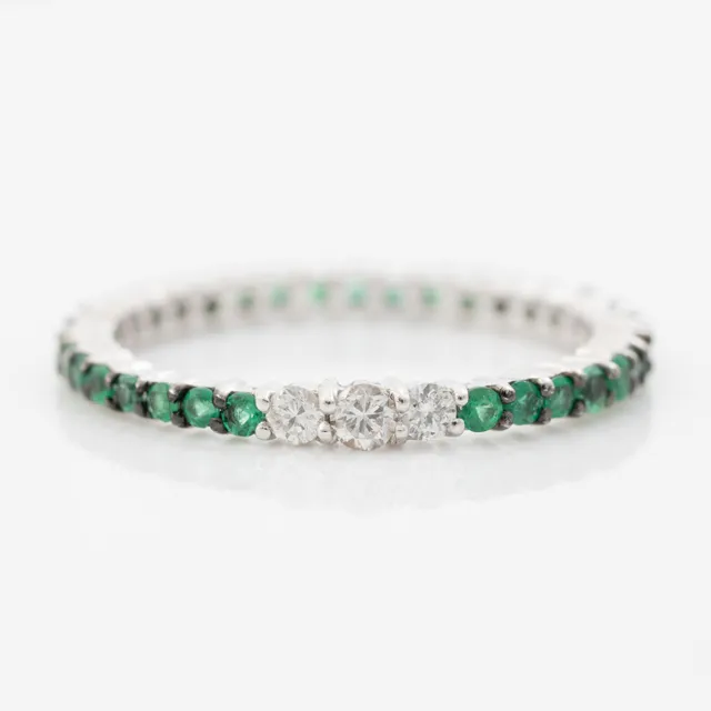 Ring, 18K vitguld med briljantslipade diamanter och smaragder.