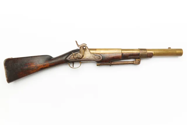MUSKEDUNDER, svenskt, för flottan, 1700-tal, ändrat till slaglås enligt 1845 års förordning.