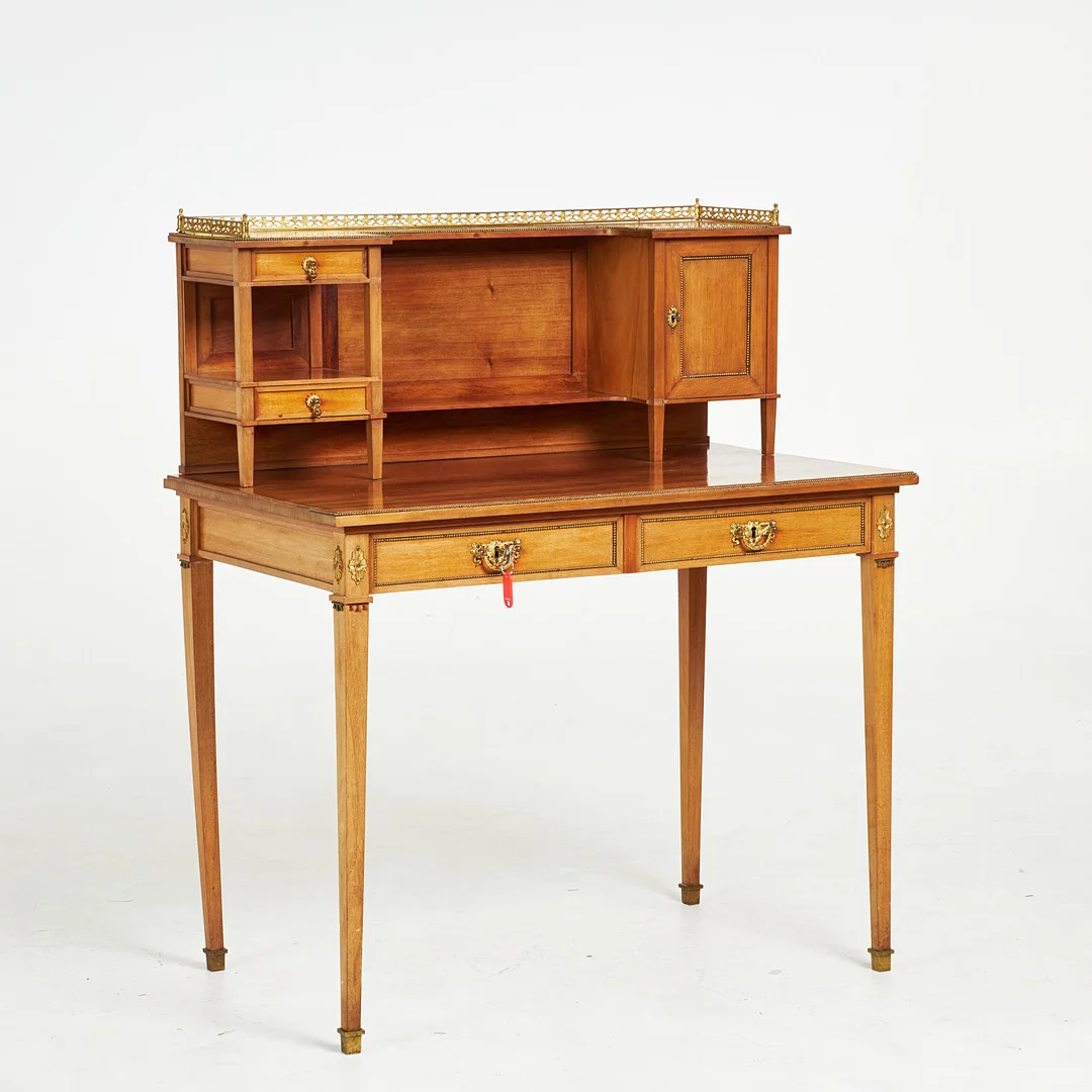 DAMSKRIVBORD, 1900-talets början, sengustaviansk stil, med uppsats, beslag i mässing, med dekor av pärlbård, fanerad i mahogny. — Desks — Stockholms Auktionsverk Sickla