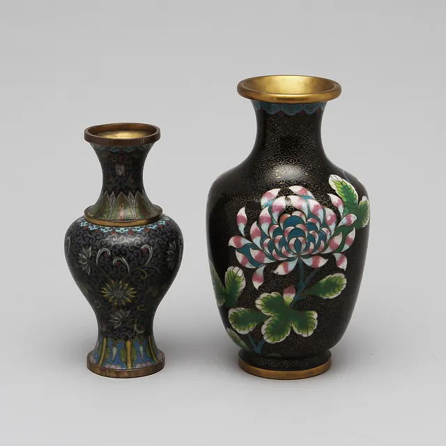 VASER, två st, cloisonné, Kina 18-1900-tal.