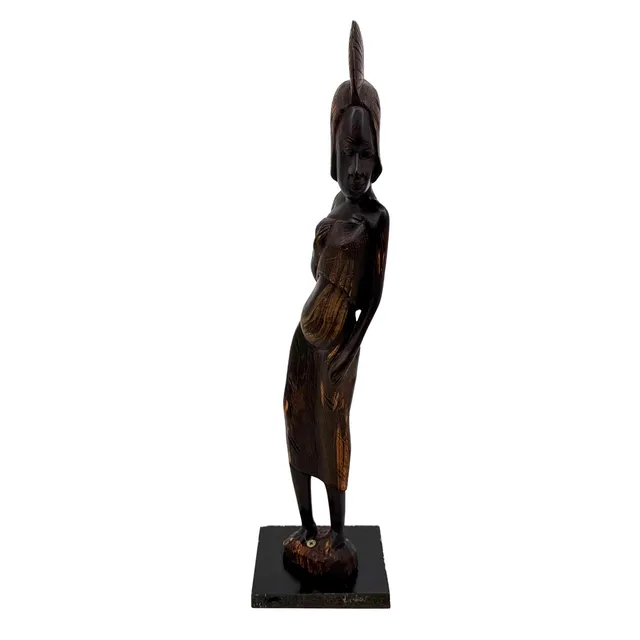 AFRIKANISCHE HOLZFIGUR AUF EINEM SOCKEL, HANDGESCHNITZT.