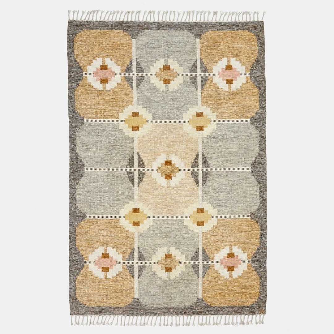 INGEGERD SILOW. "Bolmen", matta, rölakan, Korfitsen 1968, geometrisk dekor i gått och brunt. 283 x 193 cm. — Carpets — Stockholms Auktionsverk Fine Art