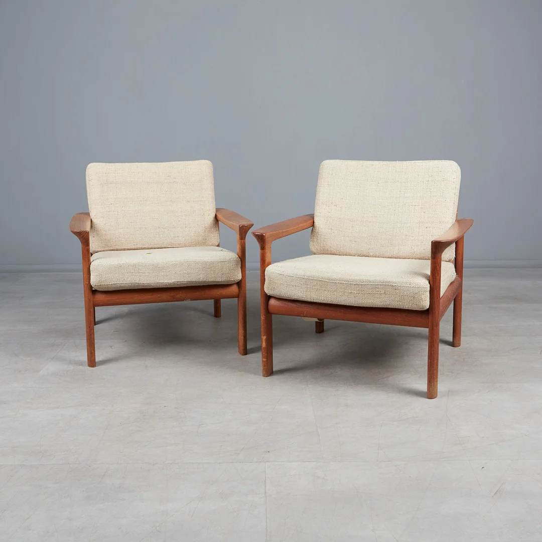 SVEN ELLEKAER. Komfort, zwei Lounge Chairs / Sessel, Modell 'Borneo', Teak, Wollstoff, 1960er Jahre, Dänemark (2). — Armchairs & Chairs — Stockholms Auktionsverk Köln