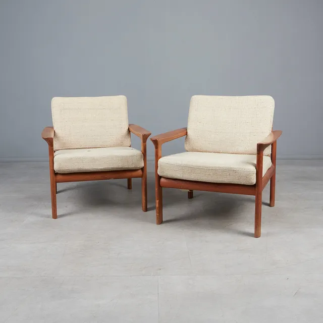 SVEN ELLEKAER. Komfort, zwei Lounge Chairs / Sessel, Modell 'Borneo', Teak, Wollstoff, 1960er Jahre, Dänemark (2).