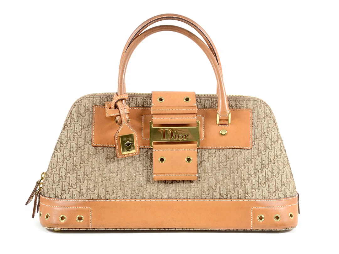 VÄSKA, CHRISTIAN DIOR, Dior Street Chic, beige, brun Dior monogram tyg, naturfärgat läder, 35x18x11 cm, cert. från 2004 finns. Märkt 63BM-1012. — Accessoarer/Väskor — Kaplans