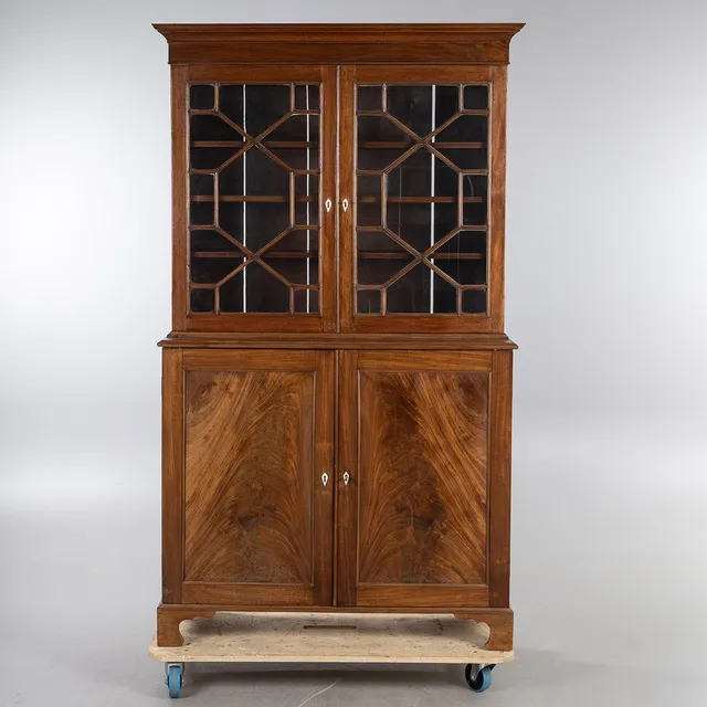 BOKSKÅP, 2-delat, England, 1800-talets andra hälft.