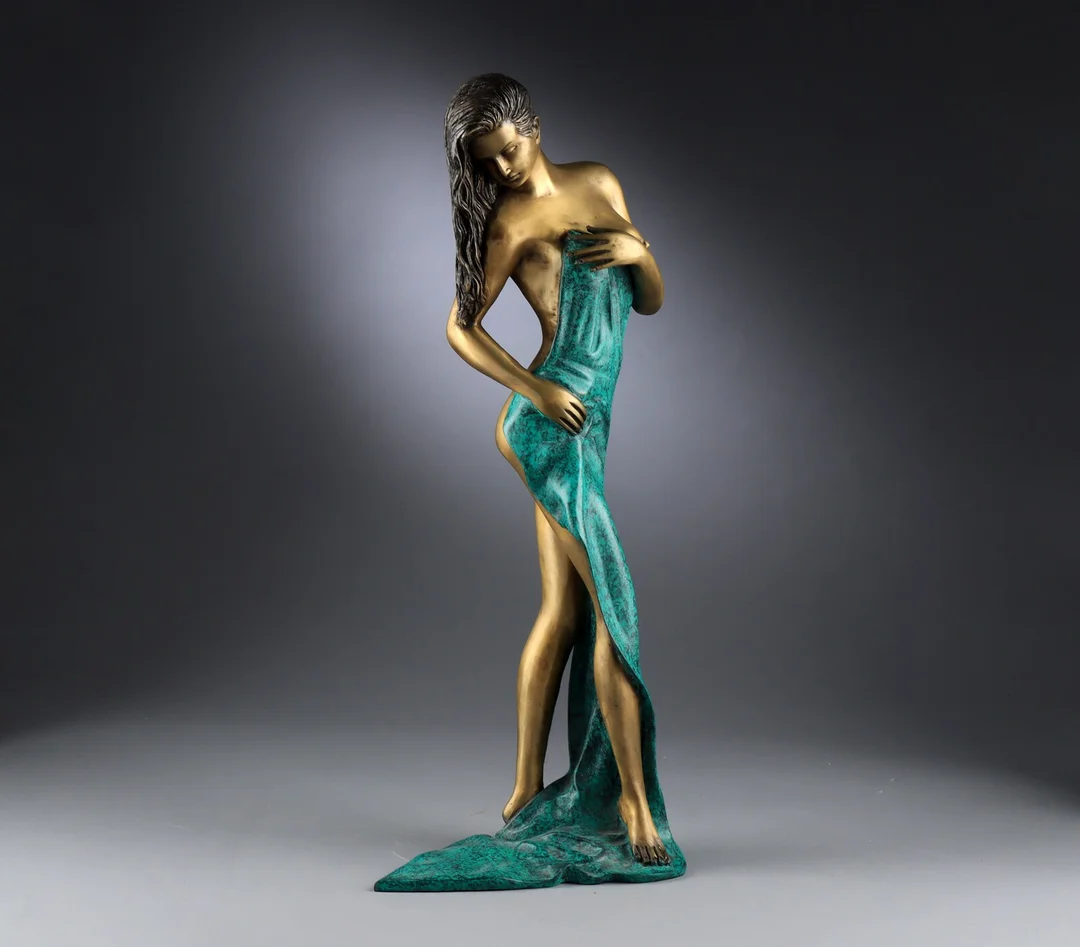 Unknown bronze caster. Standing woman with bronze cloth — Paintings and sculptures/Sculptures — Lauritz