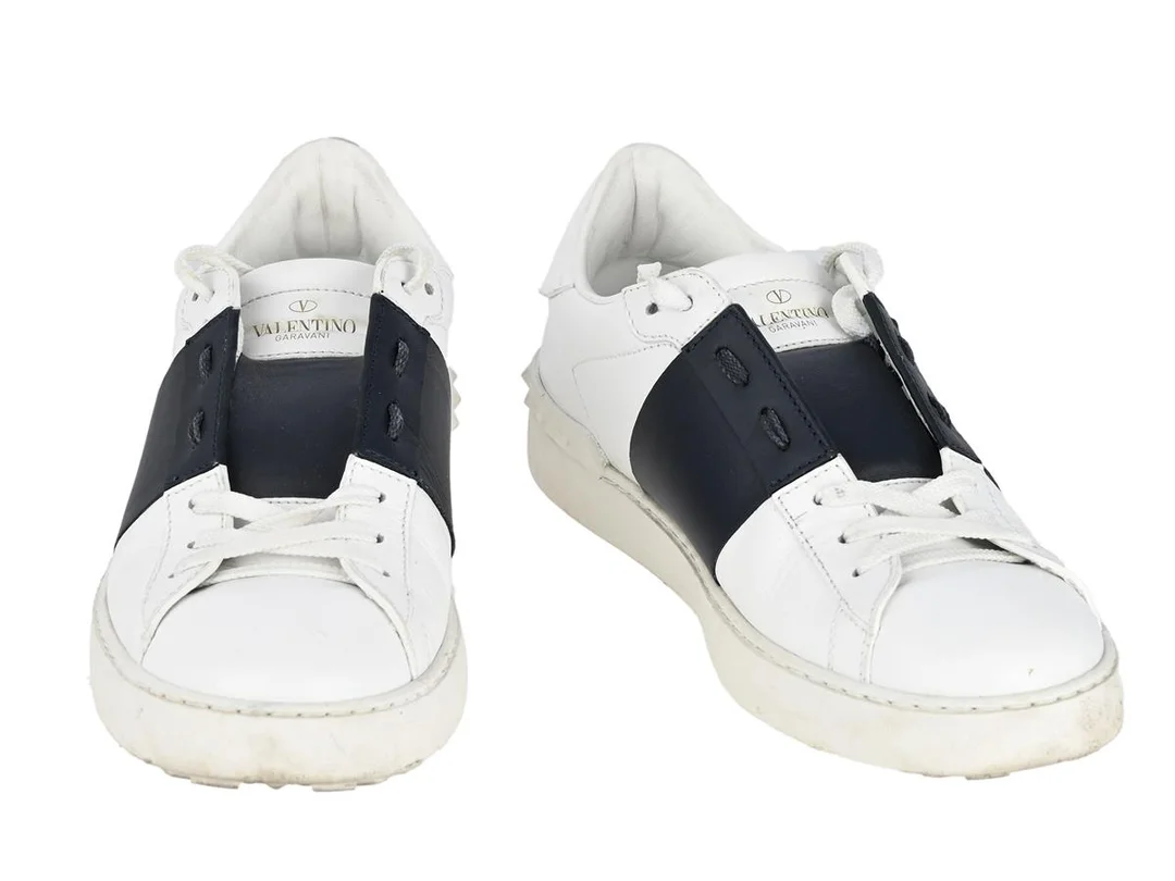 SKOR, VALENTINO, Sneakers, vitt läder, mörkblå läder, stl 39, bruksslitage. — Kläder/Skor — Kaplans