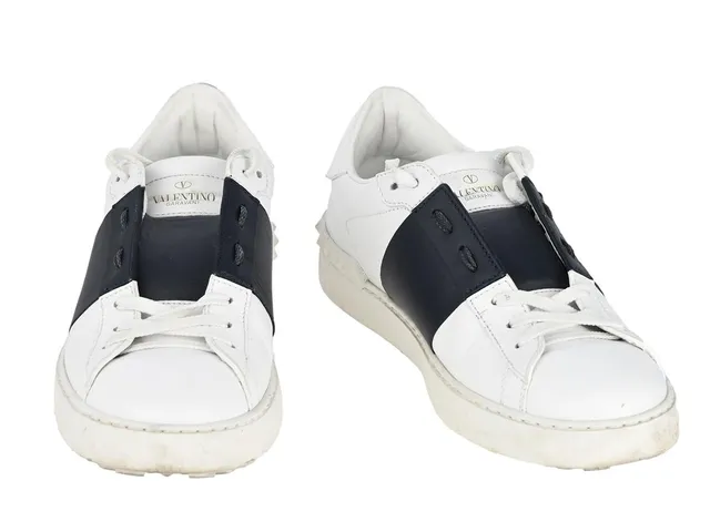 SKOR, VALENTINO, Sneakers, vitt läder, mörkblå läder, stl 39, bruksslitage.