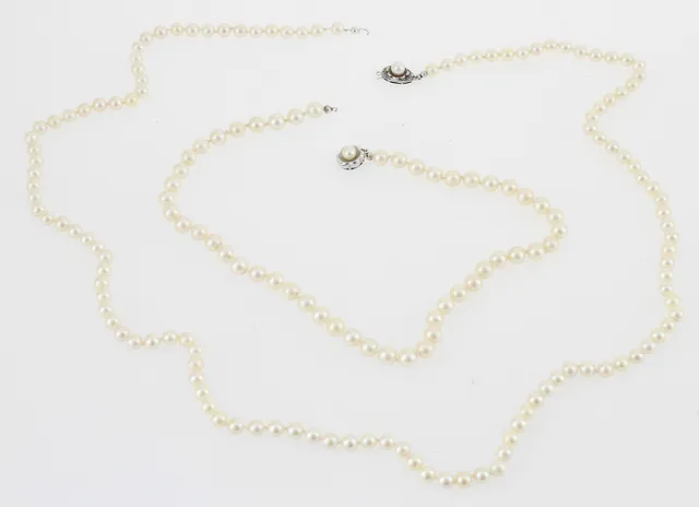 PÄRLCOLLIER, 2st, silverlås.