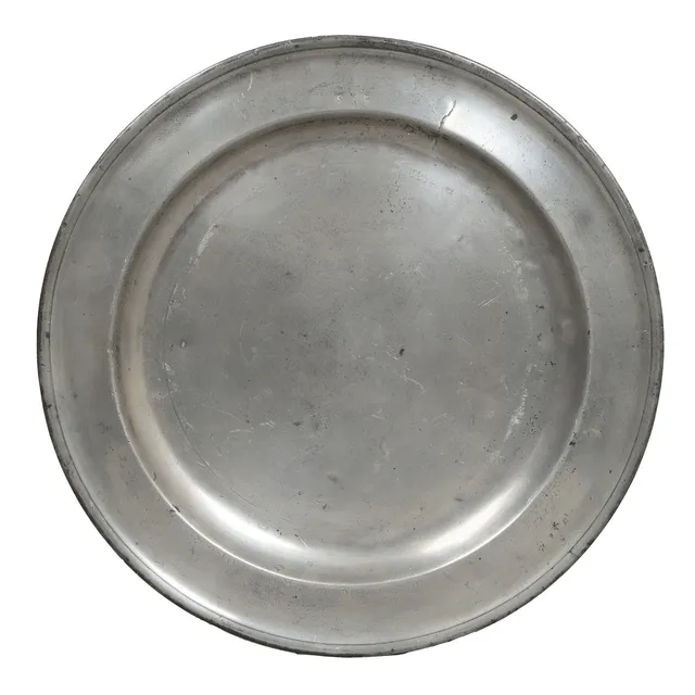 A 17TH CENTURY PEWTER SINGLE REEDED CHARGER.