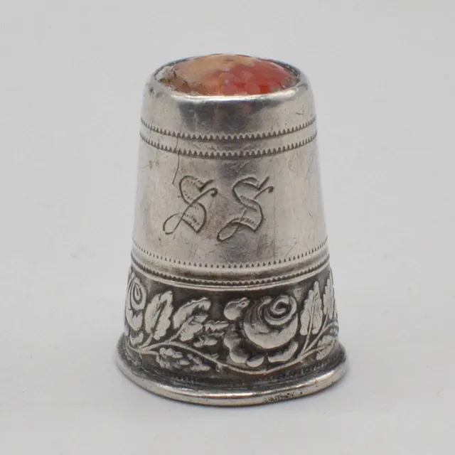 ANTIKER FINGERHUT AUS 830ER SILBER, MIT EINEM KARNEOL, MONOGRAMM "S.S.", ROSENDEKOR, HANDGEMACHT VON "B.H.", 19. JAHRHUNDERT.