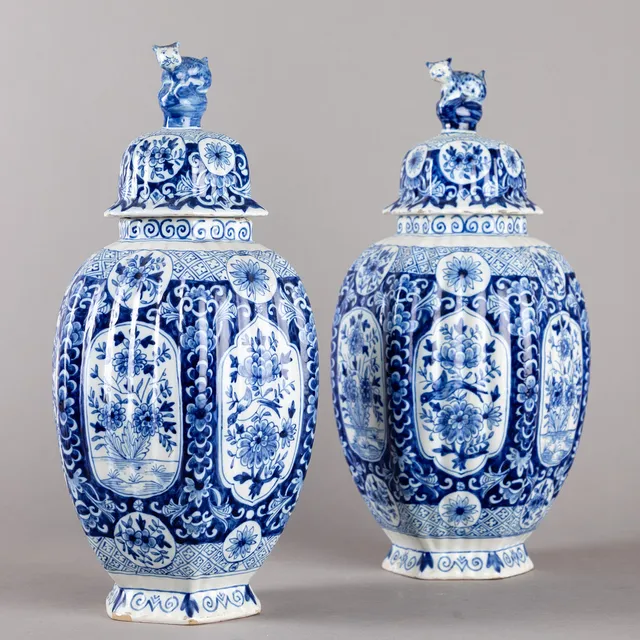 Paar Deckelvasen, wohl Heindering Waanders, Delft, ab 1781.
