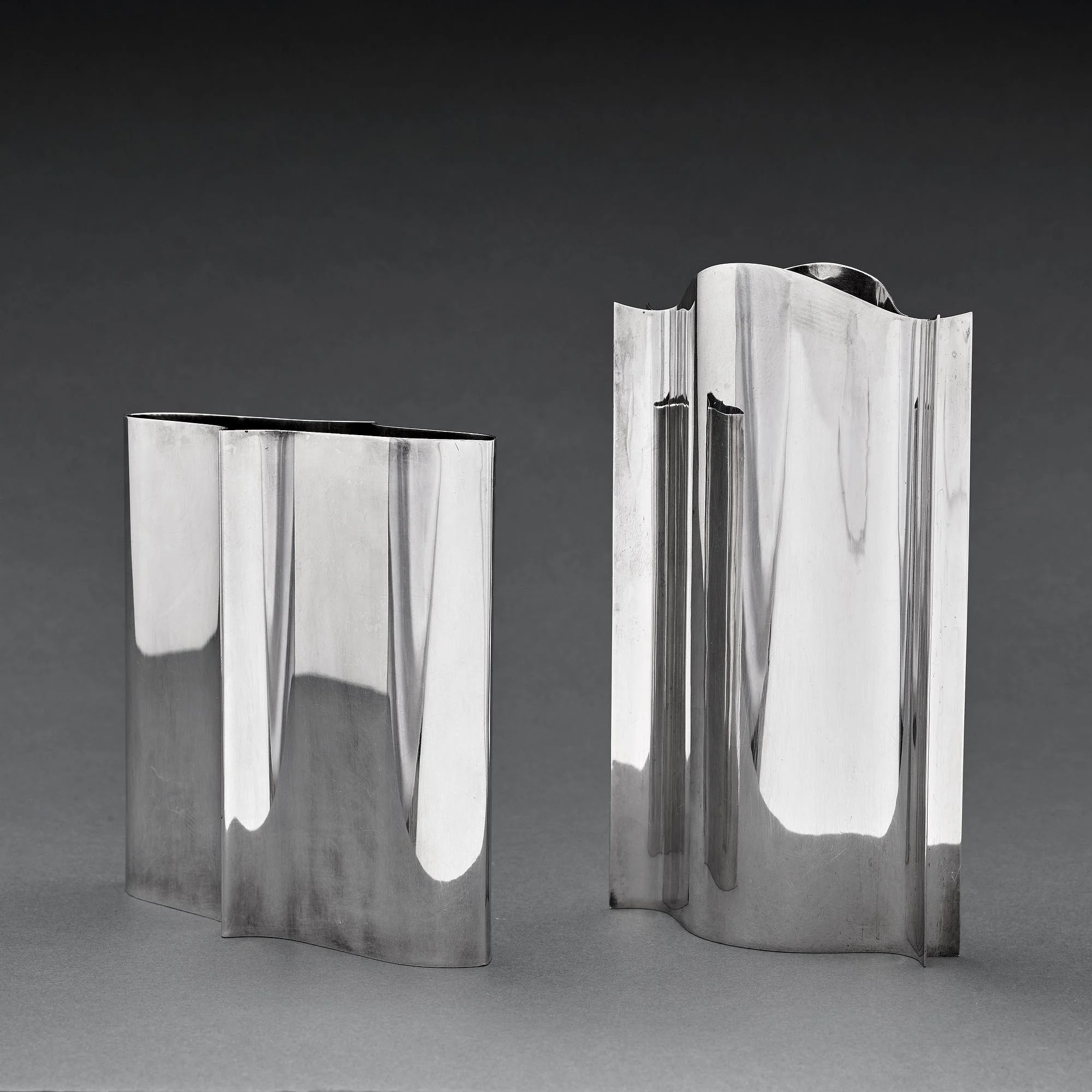 Theresia Hvorslev, vaser två st, Lidköping, 1973-74, sterling silver. — Bukowskis