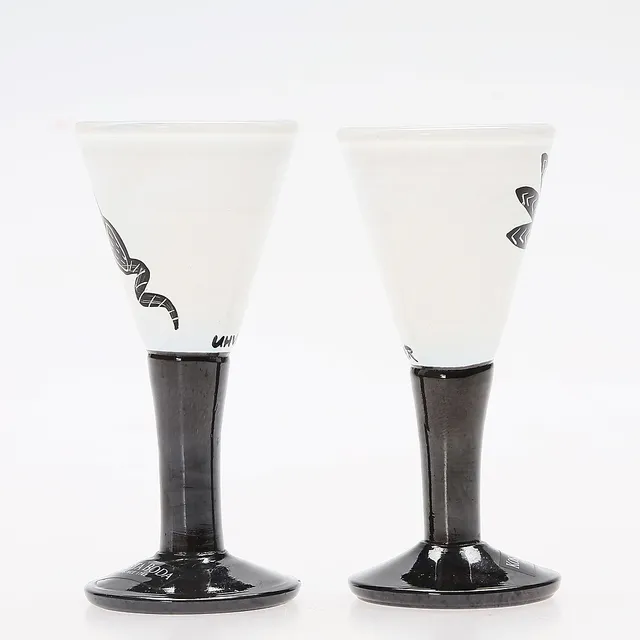 ULRICA HYDMAN-VALLIEN. Snapsglas, 2 st, glas, "Caramba", Artist collection, Kosta Boda, signerad.