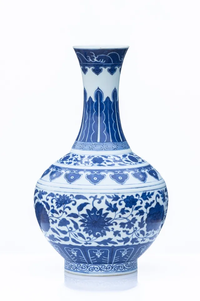 Chinese bottle vase of porcelain, marked Guangxu