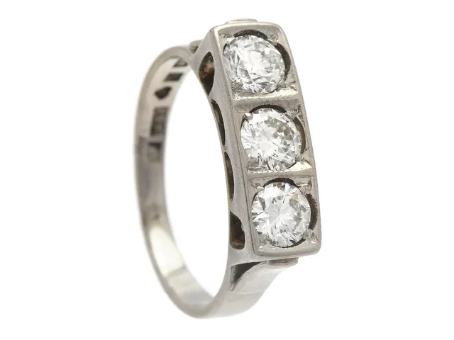 TRESTENSRING, 18K vitguld, briljantslipade diamanter ca 0,80 ctv, ca W-Cr/VS-SI, Bern Börge Nilsson Atelje, Landskrona 1959, stl 16,5 mm, vikt 3,3 g, en diamant har litet nagg på kuletten och en har liten kulettfasett.