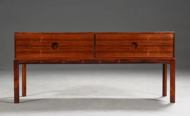 Aksel Kjersgaard. Low sideboard/chest of drawers in rosewood, Model 394