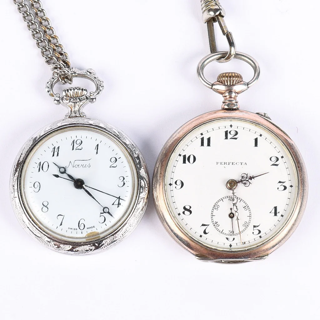 MORMORSUR 2 stycken, ena med silverboett. — Pocket & Stop Watches — Karlstad Hammarö Auktionsverk