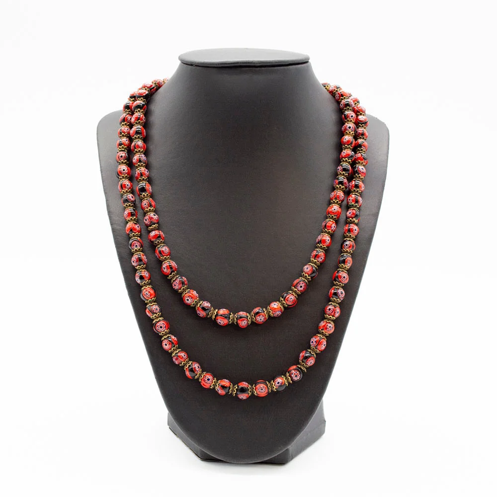 LANGES PERLENCOLLIER AUS MURANO GLAS, MILLEFIORI BLUMEN IN ROT AUF SCHWARZ, HANDGEMACHT, MIT METALLDETAILS UND SCHRAUBVERSCHLUSS, MITTE 20. JAHRHUNDERT. — Necklace — Kunst- und Auktionshaus Kleinhenz