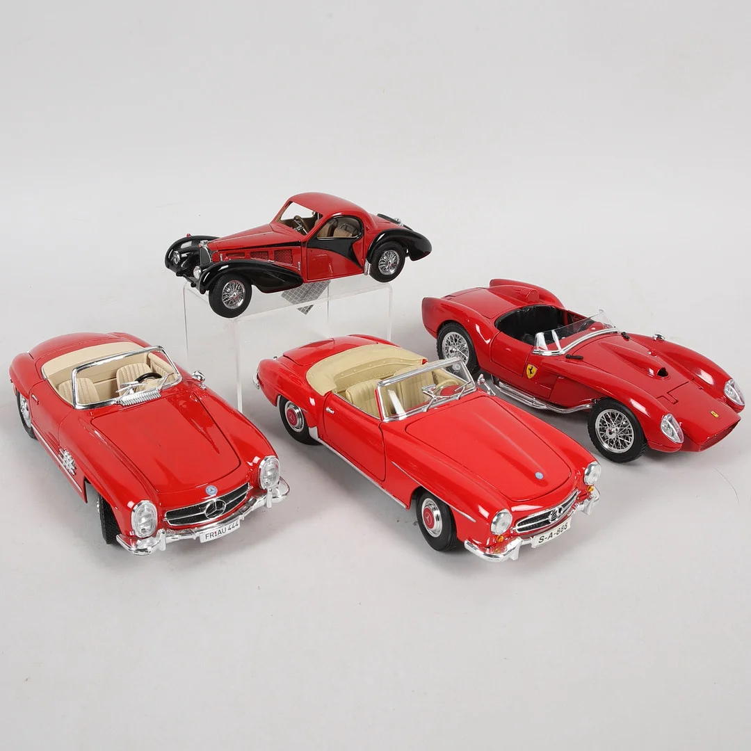 MODELLBILAR, 4 st, plåt och plast, bl.a. Mercedez-Benz 300SL, Burago. — Model cars — Ekenbergs Auktioner