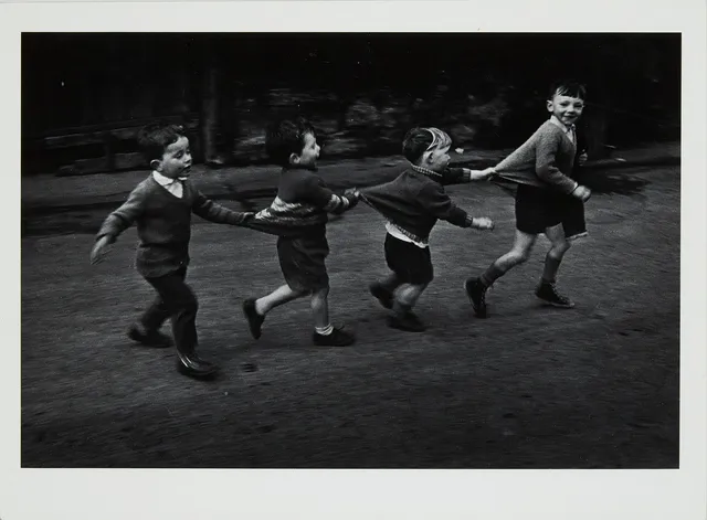 JEAN HERMANSON. "Barn i Dublin 1967", signerad. fotografi.