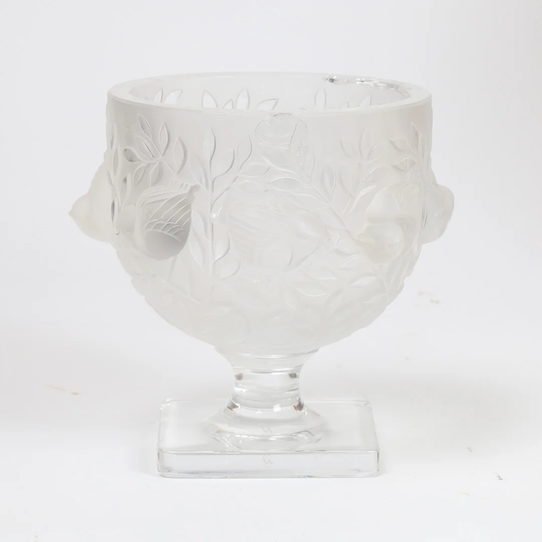 A LALIQUE GLASS 'ELIZABETH' URN. — Art glass — Bishop & Miller