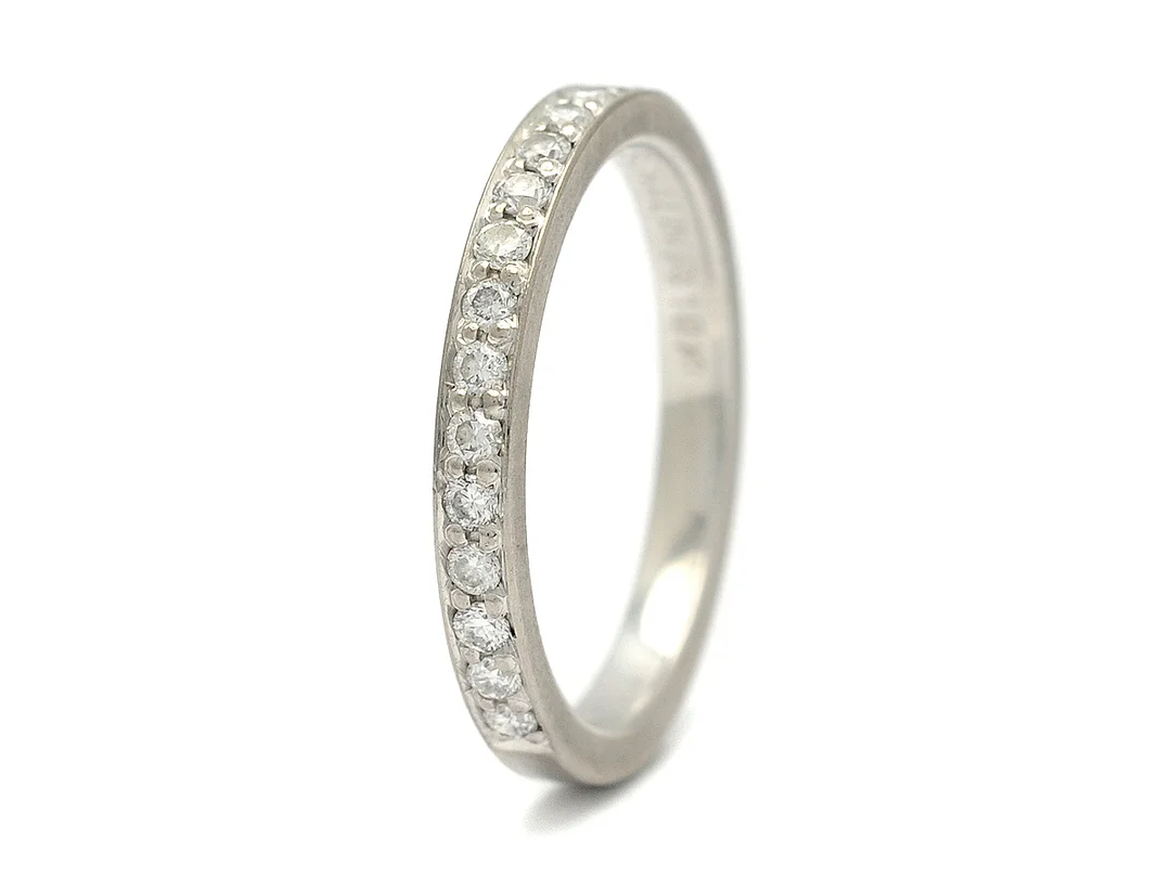 SCHALIN, alliansring, 18K vitguld, 11 briljantslipade diamanter 0,28 ctv enligt gravyr, ca TW/VS, stl 17,5 mm, vikt 3,7 g. — Smycken/Alliansring — Kaplans