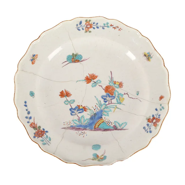 A CHELSEA PORCELAIN PLATE, CIRCA 1752-58.