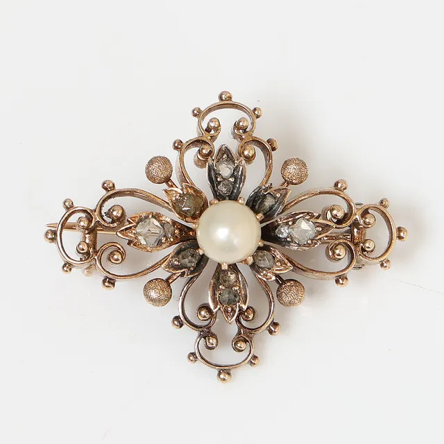 A VICTORIAN YELLOW METAL, PEARL AND PASTE BROOCH.
