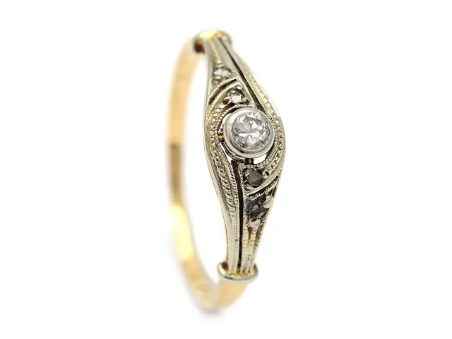 RING, 18K guld, briljantslipad diamant ca 0,06 ct, ca TCR/P, 4 rosenstenar, skadade, stl 16,75 mm, vikt 1,8 g.