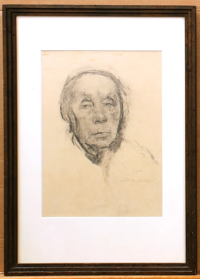KÄTHE KOLLWITZ. EFTER. Kolteckning, porträtt, signerad.