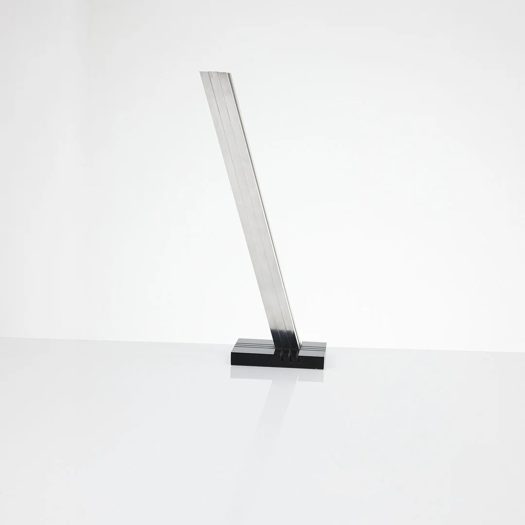 LARS ERIK FALK (1922-2018). "Modul skulptur 75", aluminum på svart akrylsockel, signerad och daterad undertill, -84. — Sculptures & Bronzes — Stockholms Auktionsverk Magasin 5