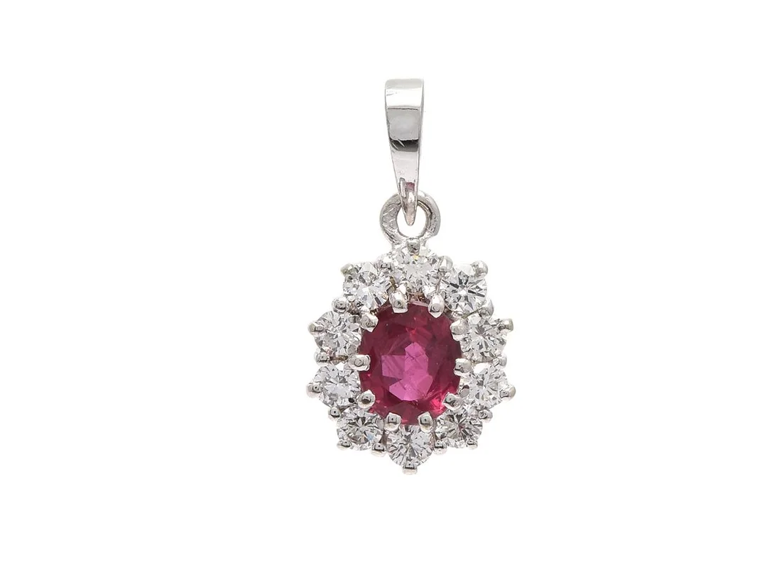 CARMOSÉHÄNGE, 18K vitguld, ovalslipad rubin ca 0,65 ct, 10 briljantslipade diamanter ca 0,30 ctv, ca TW-W/VS-SI, höjd 17 mm, vikt 1,2 g, några diamanter med nagg. — Smycken/Hänge — Kaplans