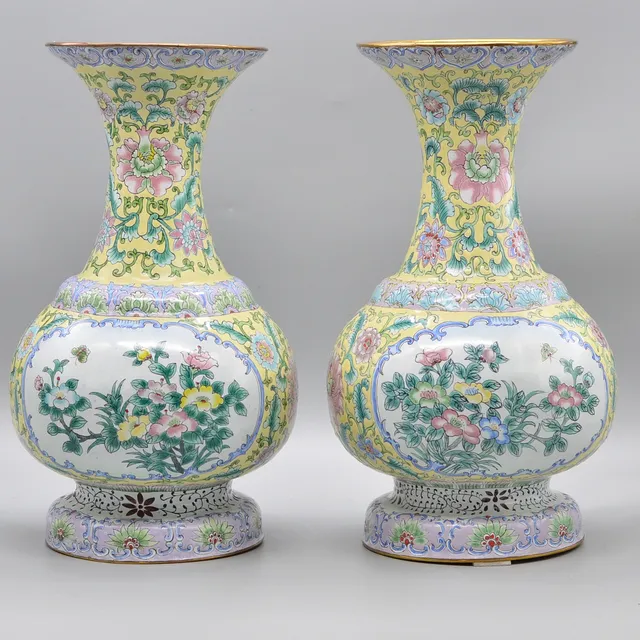 PAAR FEINE CHINESISCHE CANTON-EMAILLE-VASEN MIT GELBEM FOND UND FLORALEM DEKOR, UM 1950.