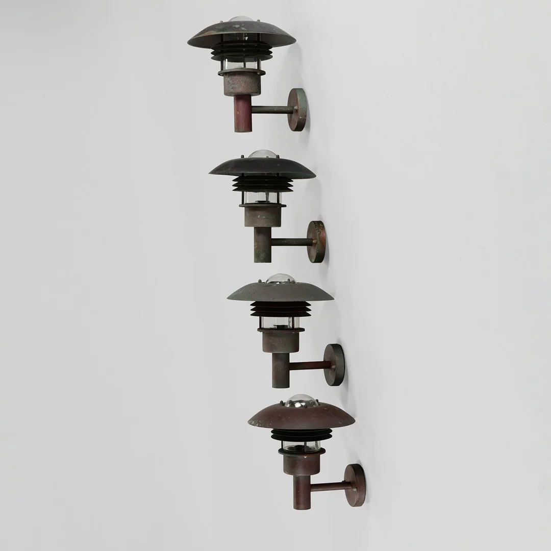 DANSK DESIGN. Sæt på fire udendørs væglamper af patineret kobber, indvendig skærm af klart glas, Danmark, (4). — Wall Lights — Palsgaard Kunstauktioner