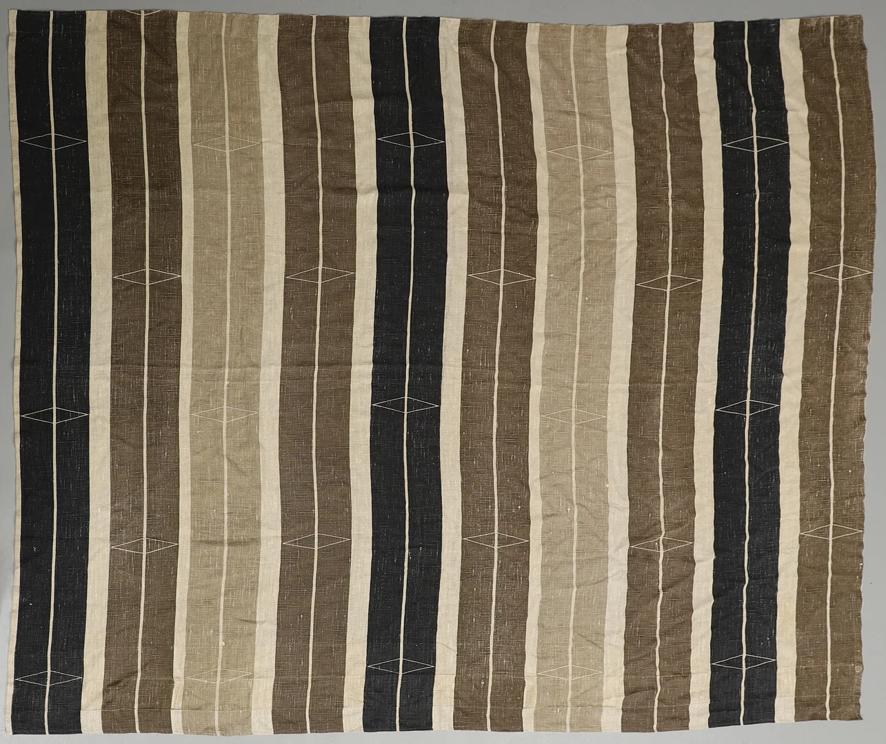 ASTRID SAMPE. DRAPERI, "Thermidor", 1900-talets andra hälft. — European Carpets & Textiles — Crafoord Auktioner Malmö