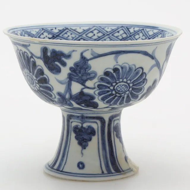 SKÅL PÅ FOT/STEMCUP, porslin, underglasyr i blått, Kina, 1800-tal.