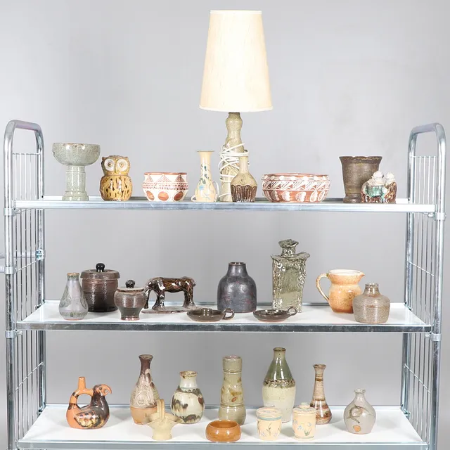 A QUANTITY OF ASSORTED POTTERY ITEMS.