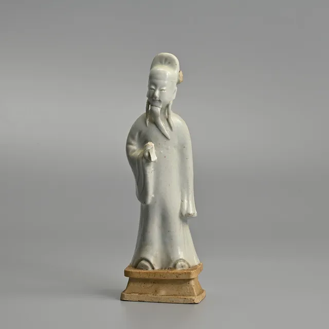 A CHINESE GLAZED BISCUIT PORCELAIN FIGURE OF A SCHOLAR, 18TH CENTURY.