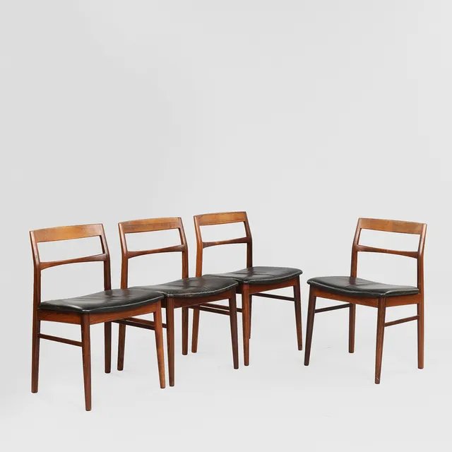 HENRY ROSENGREN HANSEN. TILSKREVET. Sæt på fire spisestole af palisander og sort læder, 1960'erne, Danmark. (4).