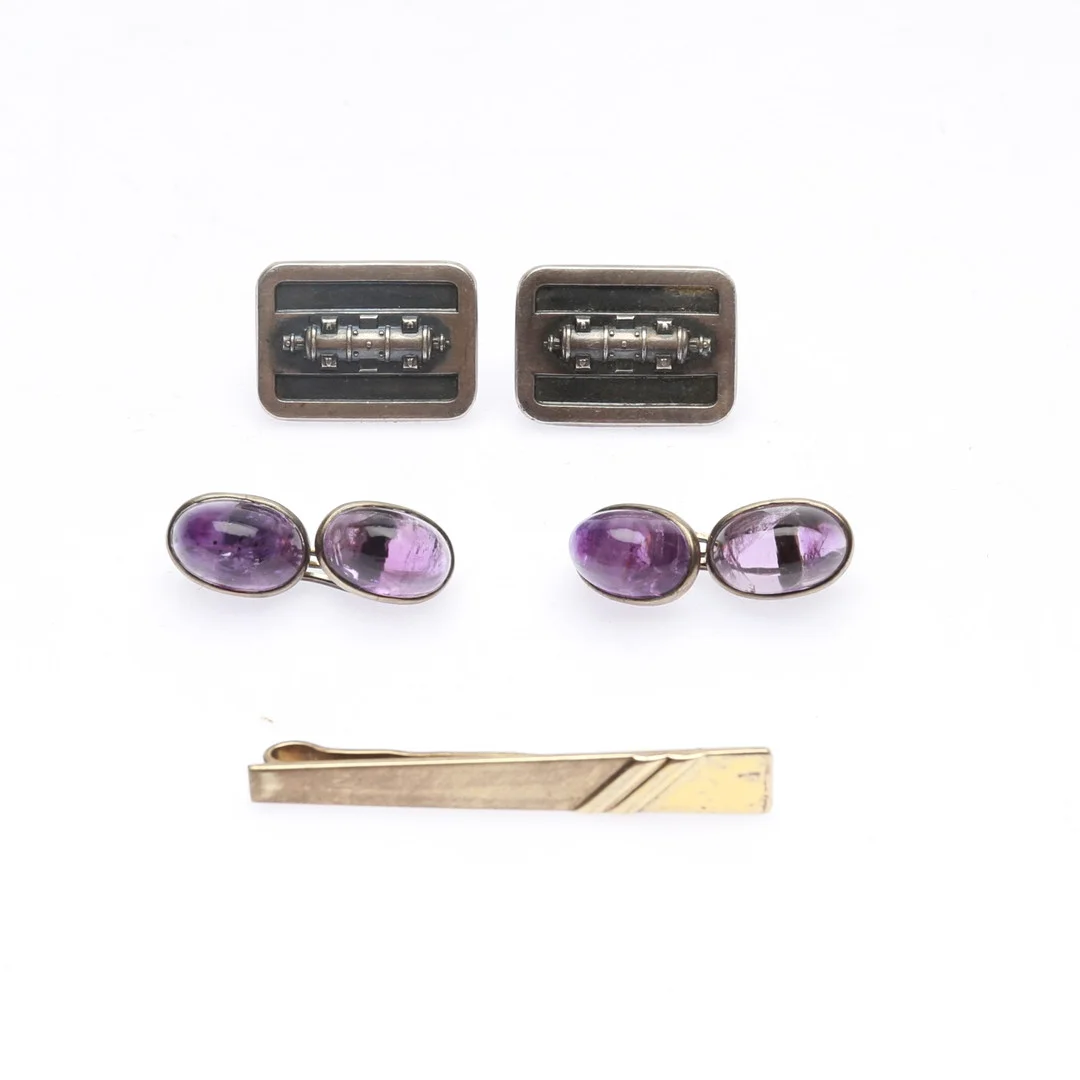 MANSCHETTKNAPPAR och SLIPSNÅL, 3 delar, silver, bl a Railo K. Säde, Finland. — Jewellery Suites — Gomér & Andersson Norrköping