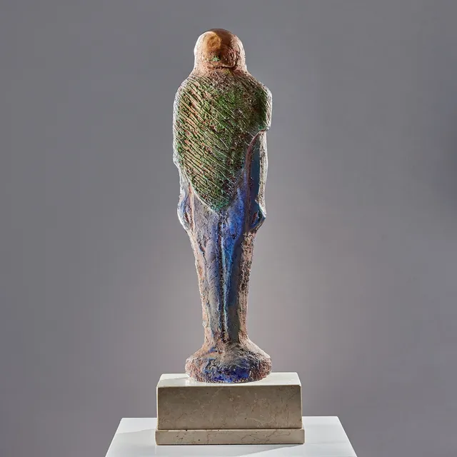 BJÖRN EKEGREN. Skulptur, sangjuten, i form av shabti, polykrom insmält dekor.