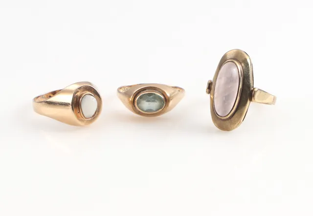 Hans Jensen et al. Three rings of 8 ct. and 14 ct. gold with, among others, rose quartz, etc. (3)