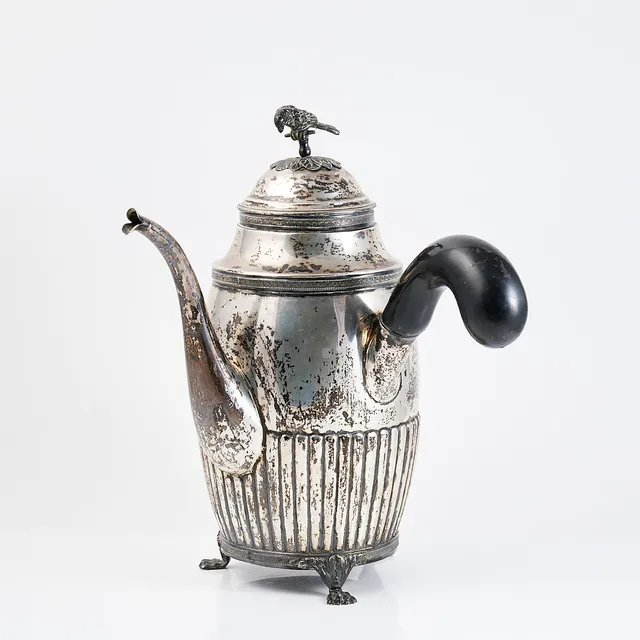 ANDERS LUNDQVIST. kaffekanna, senempire, Stockholm, 1823, lockknopp med dekor av papegoja.