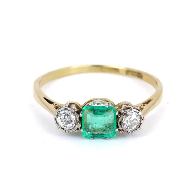 18CT GOLD & PLATINUM EMERALD & DIAMOND RING.