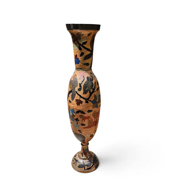 Gran jarrón oriental en latón cloisonné esmaltado decorado con motivos de animales y flores ligeramente iridiscente.